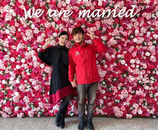 金门一对从事观光业的新人林均叡与陈怡玲特别选择在今天上午的11点11分完成结婚登记，希望他们未来「一切如愿、一生幸福、一直快乐、一世美满」(图／民眾提供)