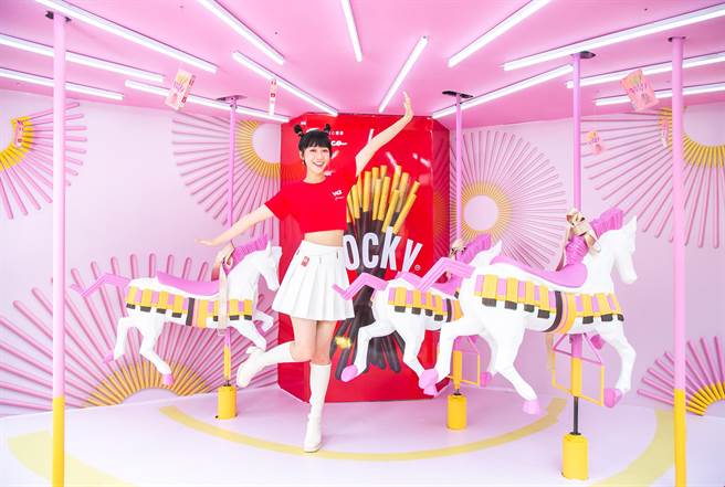 Pocky Wonderland奇幻乐园的宾士锅造型互动体验区，包含童趣旋转木马、可爱丛林、Pocky太空世界，此外还有Pocky巨型摩天轮拍照装置。（格力高台湾提供）