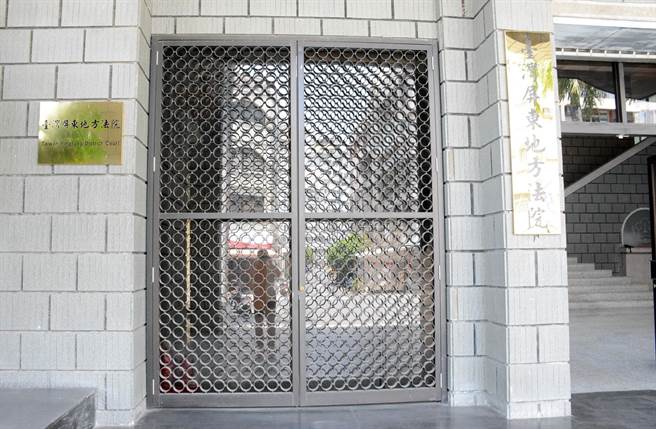 東港里長候選人送禮涉賄選，法官裁定5萬元交保。(林和生攝)