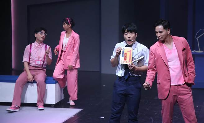 集结杨奇煜、辰亚御、徐浩忠等演员，上演一场搞笑幽默的「以骗治骗」戏码。（赵双杰摄）