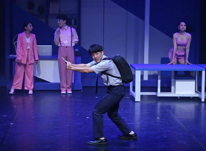 演员徐浩忠（前）饰演大学刚毕业的职场新鲜人，求职误入诈骗公司，儘管百般不愿意，一步步晋升诈骗老手，才发现这个人骗人的世界充斥着谎言与骗术，彷佛没有是非对错。（赵双杰摄）