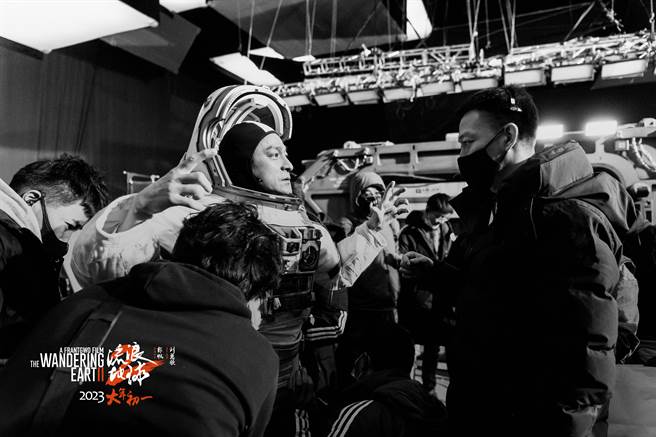 劉德華在《流浪地球2》穿上重達數十公斤的太空衣。（台灣映藝提供）