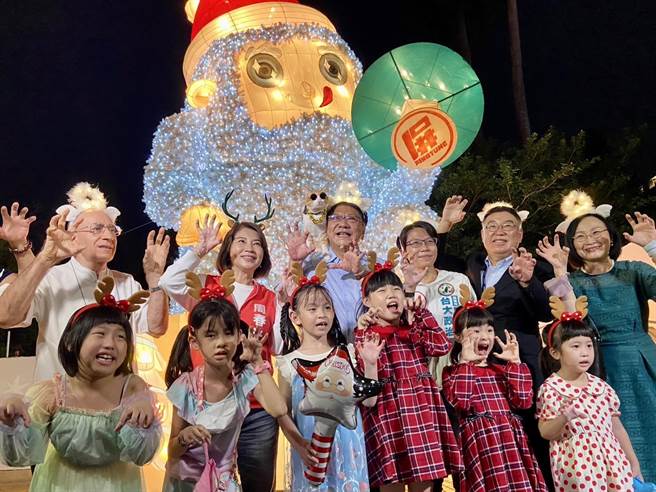 「2022屏东圣诞节」于11日晚间正式点灯。(屏县府提供)