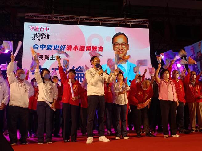 台中市长卢秀燕11日在清水举行造势晚会，国民党主席朱立伦站台批民进党是「民主奥步党」。（陈淑娥摄）