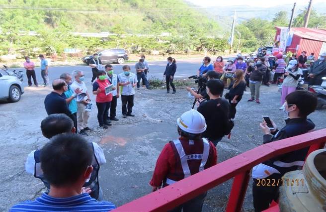 南投县台14线约46K公里处、国姓乡长寿桥15日起将封闭拆除重建，用路人改行驶北山村中正路4段(旧台14线)替代道路。（公路总局提供／杨静茹南投传真）