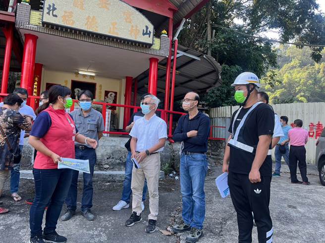 国姓乡长丘埔生感谢行政院中办前执行长蔡培慧坚持优先改善替代道路再拆长寿桥，让乡亲有安全回家的路。（蔡培慧竞办提供／杨静茹南投传真）