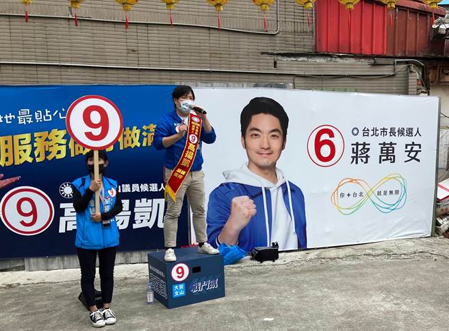 国民党台北市大安、文山区市议员9号高扬凯，今上午在景美集应庙广场举办肥皂箱演讲。（高扬凯竞办提供／游念育台北传真）