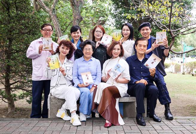 张永祥遗孀张任芝兰（前排左二）和资深演员邓美芳（前排左起）、周丹薇、活动主办人汪威江、李立群（后排左起）、程秀瑛、赵永馨、张琼姿、陈凯伦，一起开心合影。（罗永铭摄）