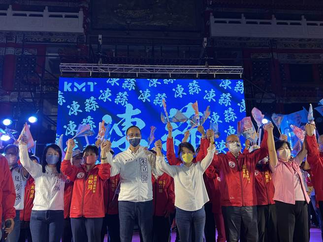 国民党台中市长候选人卢秀燕11日晚间在清水举办造势晚会，国民党主席朱立伦站台力挺，现场群眾高喊「冻蒜」。（林欣仪摄）