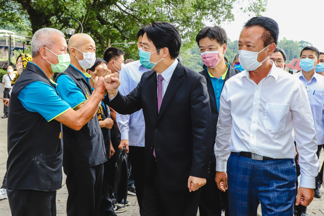 副总统赖清德（中）、民进党嘉义县长候选人翁章梁（右）。 （取自翁章梁脸书）