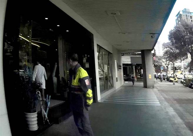 保大员警开道抵达医院后，立即到服务台通知医护人员进行救护。(翻摄照片／林郁平台北传真）