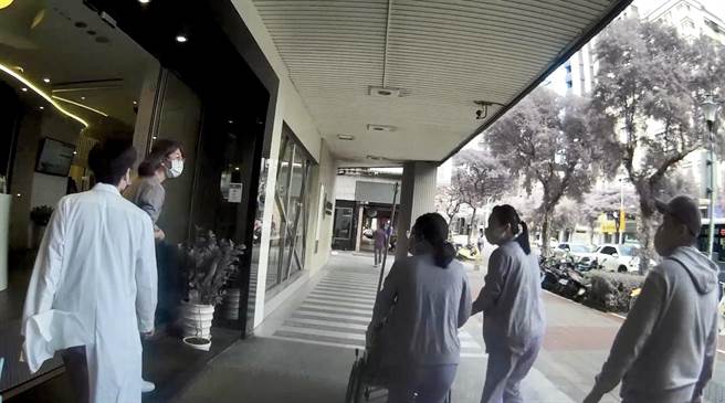 警方与医护人员将产妇护送上诊间准备生产。(翻摄照片／林郁平台北传真）