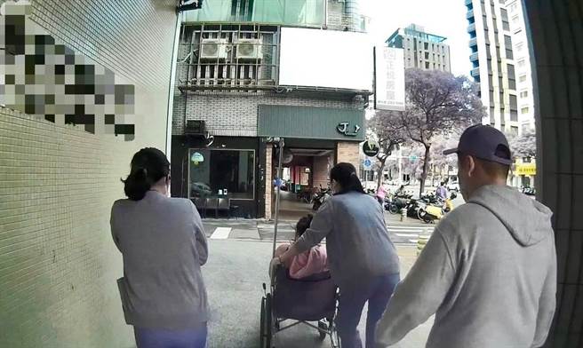 警方与医护人员将产妇护送上诊间准备生产。(翻摄照片／林郁平台北传真）