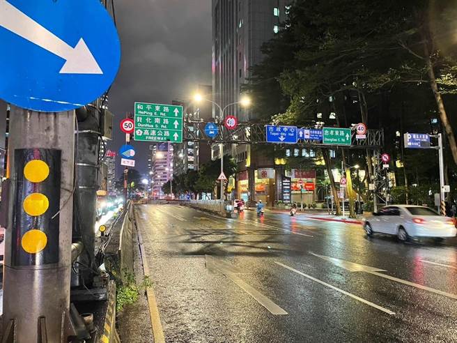 北市信义区各地下道，11日晚间将进行发电机测试，警方公布相关管制措施。(翻摄照片／林郁平台北传真）