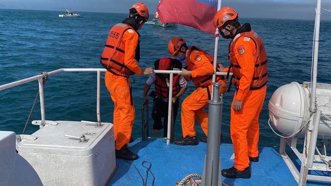 基隆籍渔船11日上午在基隆屿附近海域触礁，船员弃船逃生，基隆海巡队巡防艇将船员陆续救起，载回基隆港。（翻摄照片／张志康基隆报导）