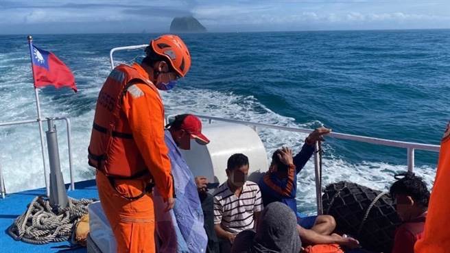 基隆籍渔船11日上午在基隆屿附近海域触礁，船员弃船逃生，基隆海巡队巡防艇将船员陆续救起，载回基隆港。（翻摄照片／张志康基隆报导）