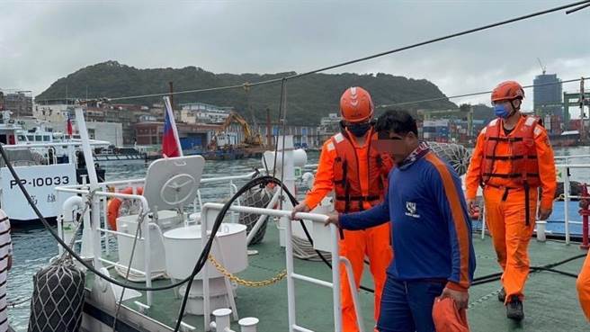 基隆籍渔船11日上午在基隆屿附近海域触礁，船员弃船逃生，基隆海巡队巡防艇将船员陆续救起，载回基隆港。（翻摄照片／张志康基隆报导）