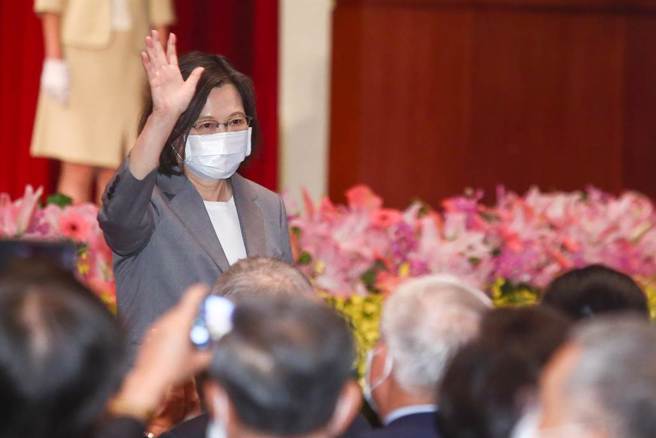 蔡英文總統11日出席「第76屆工業節慶祝大會」，致詞時表示，會穩定兩岸和平相處。（鄧博仁攝）