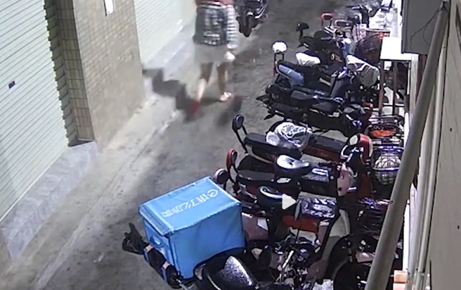 女子半夜在巷弄内凄厉尖叫「不要、不要」，过程中也惊醒了1名在睡觉男子。（翻摄自微博）