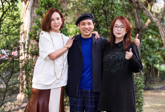 周丹薇（左起）、陈凯伦、赵永馨都曾经是张永祥的学生，三个人也是台艺大的学长学妹。（罗永铭摄）