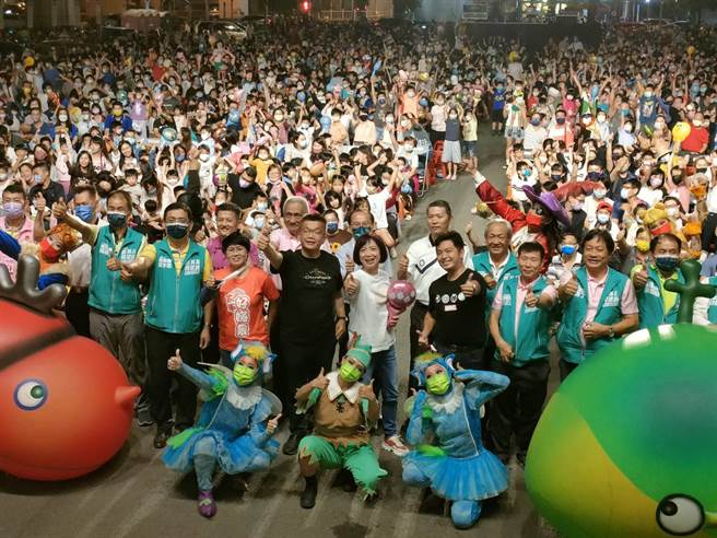 民进党台中市长候选人蔡其昌11日晚间接连前往太平、龙井的幸福亲子艺文季，分别邀请纸风车剧团、九天民俗技艺团表演，吸引逾千位民眾同乐。（潘虹恩摄）