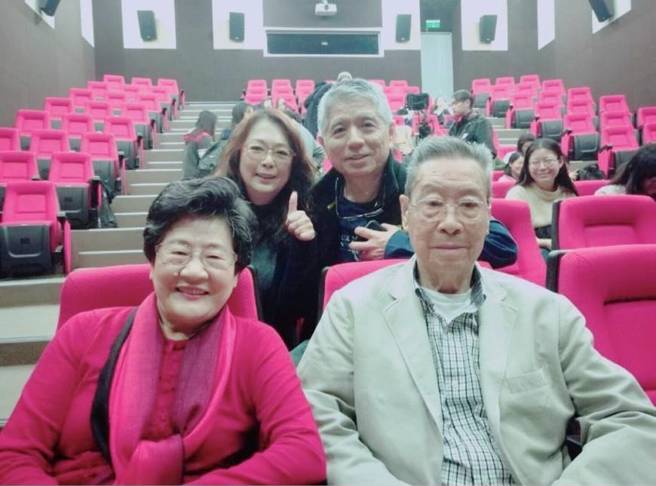 赵永馨（后左）多年前曾和张永祥（前右）及夫人合影。（赵永馨提供）