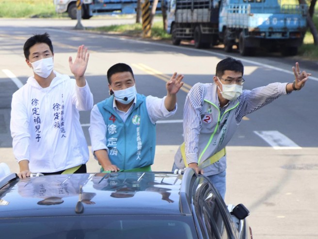 民進黨苗栗縣長候選人徐定禎11日在後龍造橋車隊掃街，沿途受到民種熱烈歡迎。徐定禎表示，每份加油打氣、每份鼓勵與吶喊，是支持他們繼續向前打拚的強大力量。()