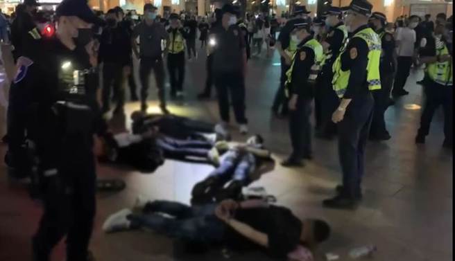 警方依法压制6人。（民眾提供）