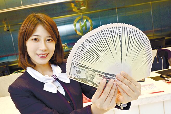 华南银行限时限量美元优利定存专案，岁末加码最高享年息3.88％。图／华银提供