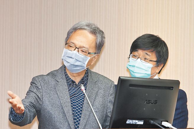 卫福部长薛瑞元（左）一改温和作风，于立法院攻防中火力全开。（黄世麒摄）