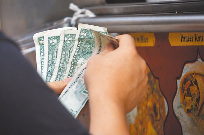 美国周四（10日）公布10月份消费者物价指数（CPI）年增率为7.7％。此为示意图（新华社）