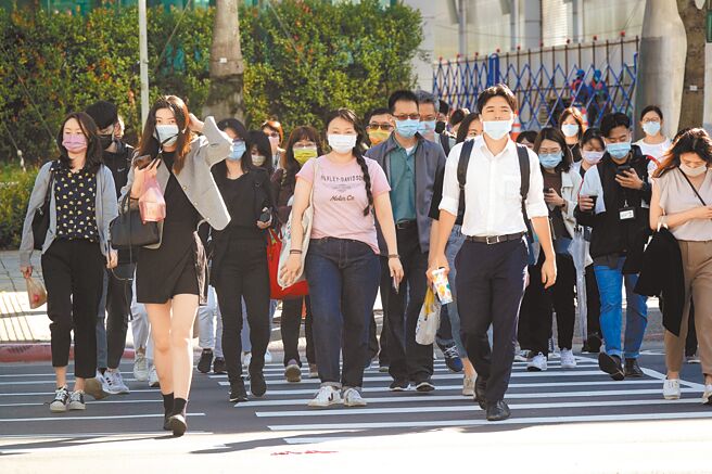 行政院主计总处10日公布9月全体受雇员工经常性薪资平均为新台币4万4417元。图为南港软体园区街头上班族过马路。（中央社）