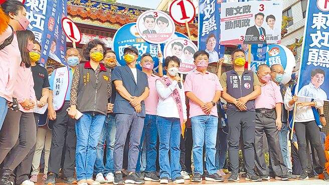 積極競選連任的台中市長盧秀燕請假投入選舉，首站北區元保宮參香並發表競選演說，她也向桃園市長候選人張善政喊話「張院長，我們中信兄弟贏了，願賭服輸，要屢行承諾。」（馮惠宜攝）