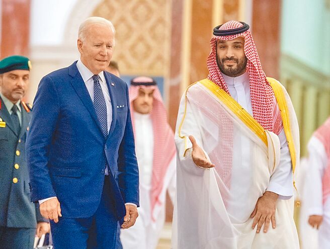 全球首富馬斯克收購推特後爭議不斷，尤其沙烏地阿拉伯企業集團入股引發美國安全疑慮。圖為美國總統拜登（中左）到沙烏地阿拉伯與王儲穆罕默德．沙爾曼（中右）會面。（摘自穆罕默德．沙爾曼臉書）