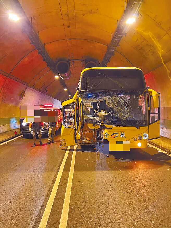 國道6號東向國姓隧道10日發生公車追撞賓士休旅車事故。（國道第7公路警察大隊提供／廖志晃南投傳真）