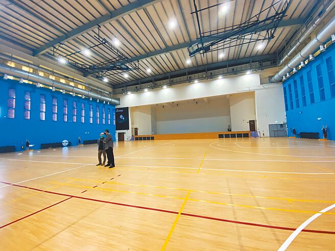 台南市南区全民运动中心综合球馆10日启用，体育局将规画于此打造台南首座标准攀岩场。（曹婷婷摄）