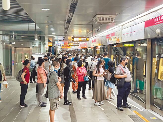 MeNGo APP用戶突破6萬人，卻傳出有不少用戶深受APP閃退等問題困擾，反造成搭車不便。此圖為美麗島站等車乘客。（崔正綱攝）