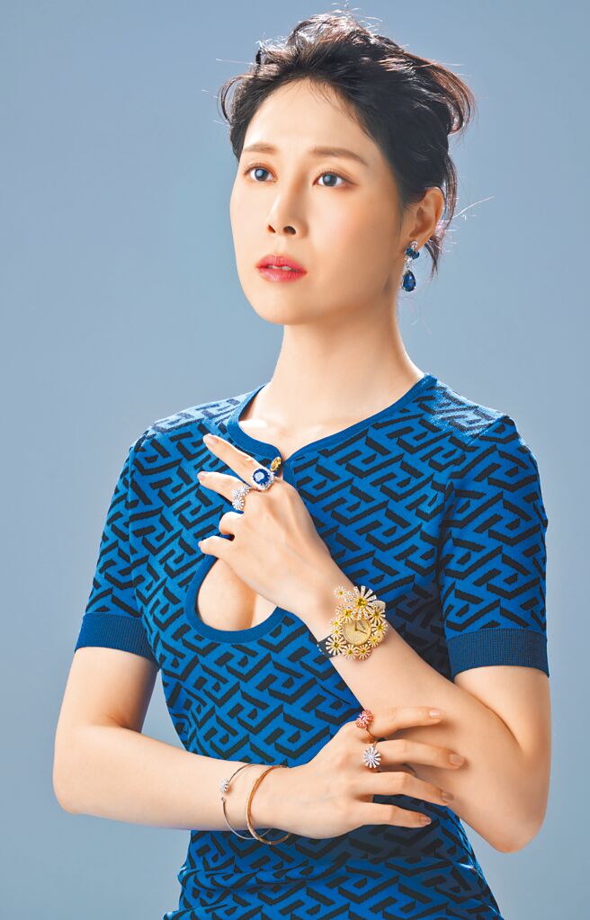 金馬獎準影后蔡亘晏佩戴DAMIANI要價逾3千萬元的珠寶，為走金馬獎紅毯暖身。（攝影／JOJ PHOTO‧專題企畫／中時娛樂‧服裝提供／Versace）