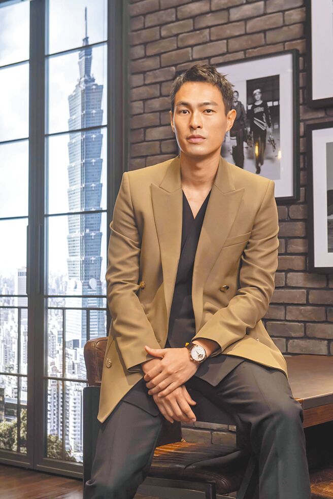 杨佑寧抢先佩戴全球首发、要价180万元的百年灵Premier系列红金款陀飞轮计时码表。（BREITLING提供）