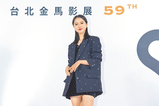 項婕如出席《查無此心》首映，穿MMK秋冬黑色水鑽西裝外套內搭天鵝絨洋裝，甜美可人。（金馬執委會提供）