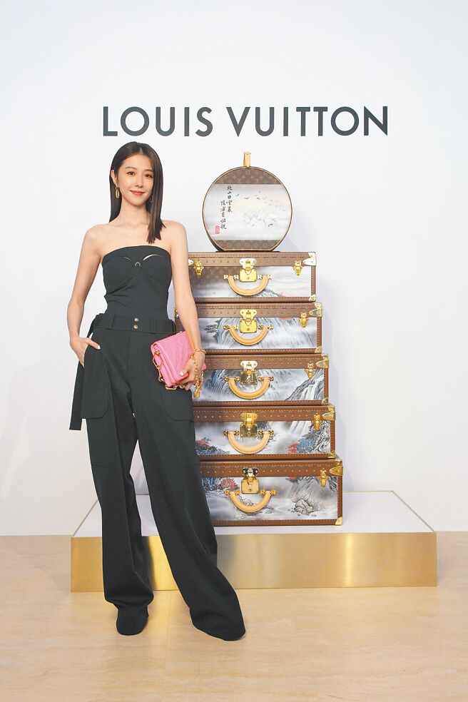 女星邵雨薇穿上LV 2023早春服装，大秀蚂蚁腰。（LV提供）
