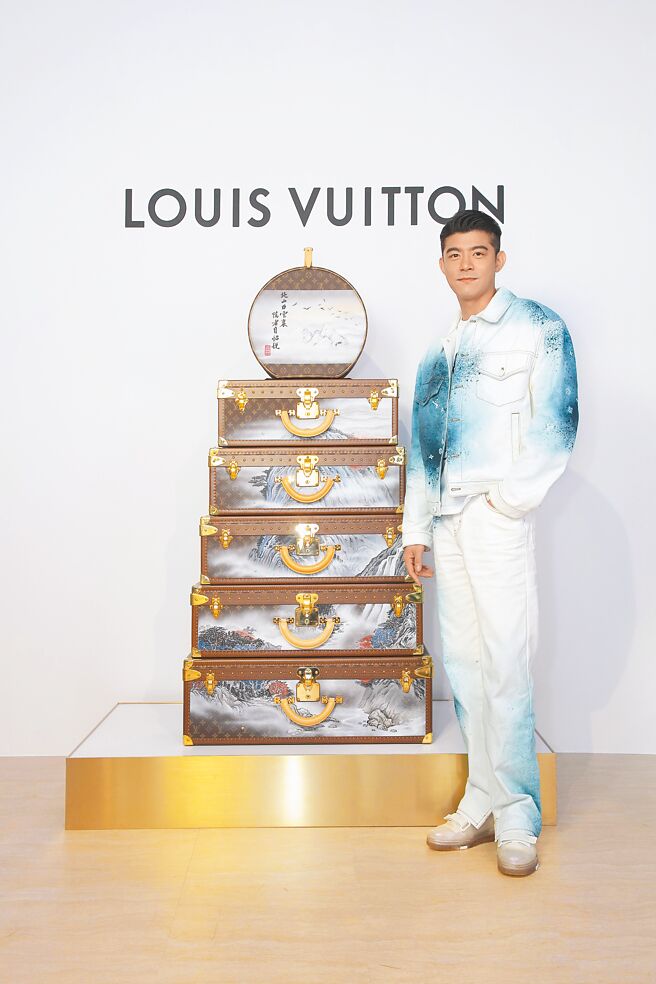 艺人王柏杰出席LV典藏工艺展，说最想订制cookie头像的行李箱做为纪念。（LV提供）