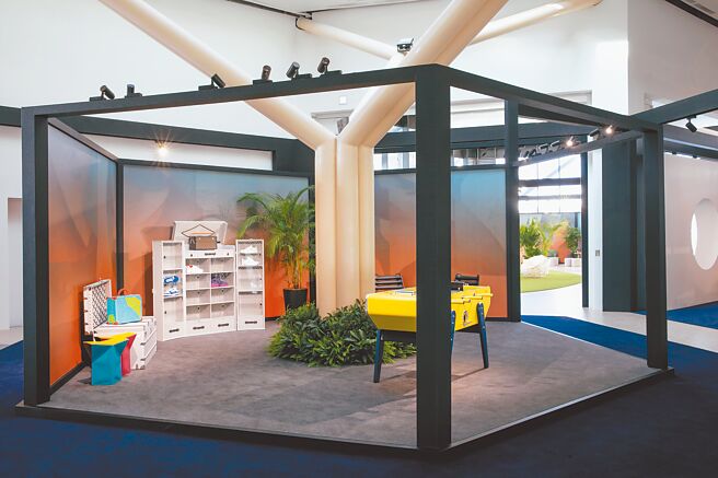 LV典藏工艺展男士球鞋收藏与手足球区。（LV提供）