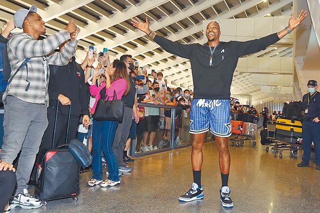 前NBA球星「魔兽」霍华10日深夜飞抵桃园机场，大批球迷热情接机，他将以超过20万美元的月薪加盟T1职篮联盟的桃园云豹队，预定19日首次出赛。（陈麒全摄）