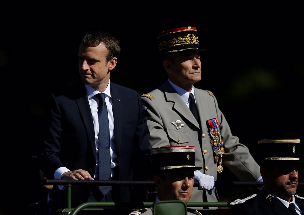 2017年7月21日，法国总统马克宏和前参谋长法国陆军上将法国前任参谋总长德维利耶（Pierre de Villiers）资料照。（路透社）(photo:ChinaTimes)