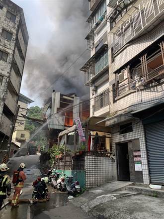 龜山民宅大火一度傳出有人受困 百名消防救援