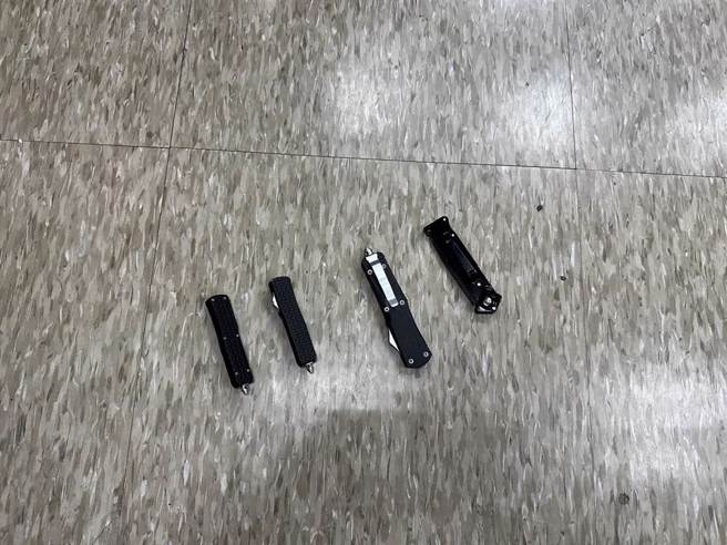 警方在6人身上起出4把弹簧刀。（民眾提供）
