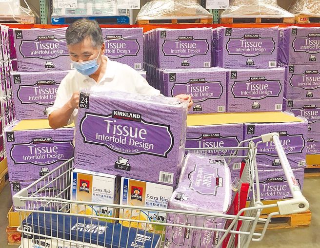 好市多衛生紙一直傳出變薄的討論，圖為民眾前往好市多中壢店選購衛生紙。（資料照）。