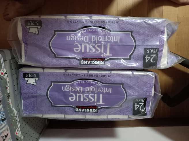 有網友日前把好市多的衛生紙新舊款疊一起比較發現，新款包裝的長度變短許多。(翻攝自Costco好市多 商品經驗老實說FB)