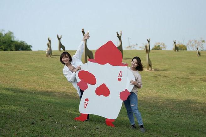 「2022西拉雅玩水酷－水库骑迹」自行车活动11/12登场，官田游客中心同步进行爱丽丝梦游仙境派对。　图：西拉雅国家风景区管理处／提供